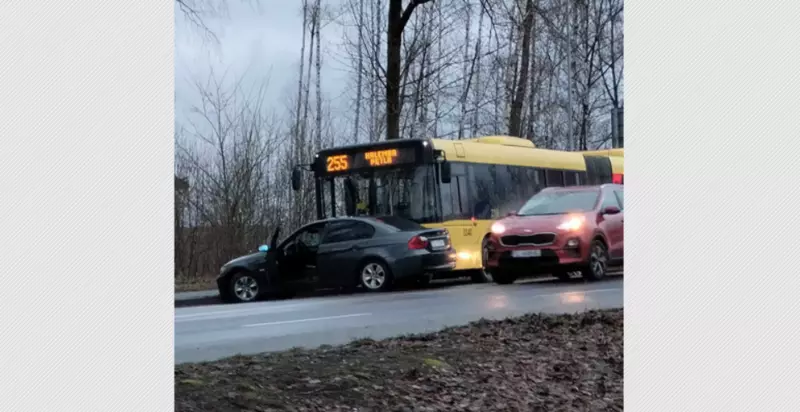 Kolizja na ul. 1 Maja w Czarnym Lesie. Kierowca BMW zderzył się z autobusem!