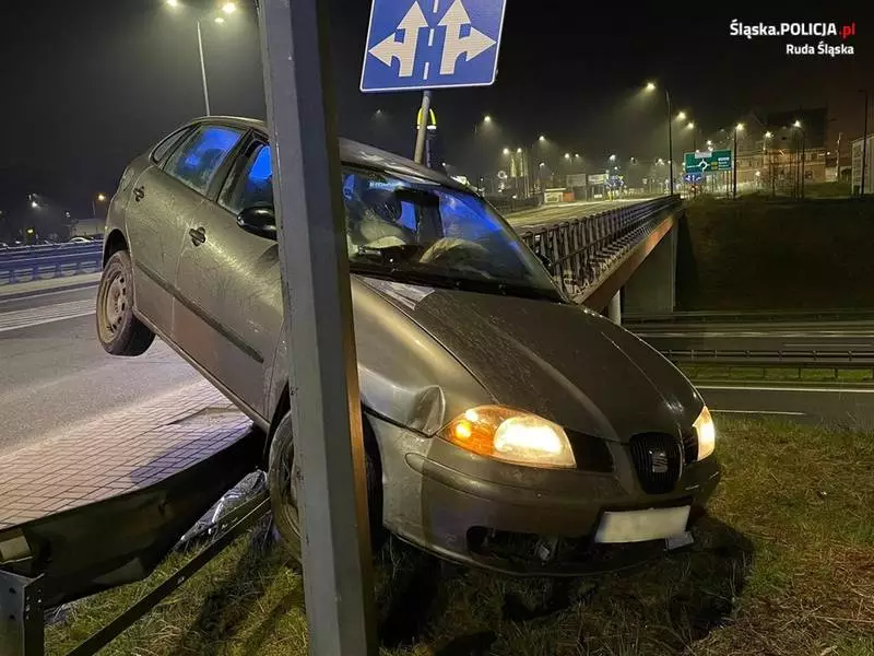 Ruda Śląska: Samochód zawisł na barierkach. Zaskakujące zachowanie kierowcy