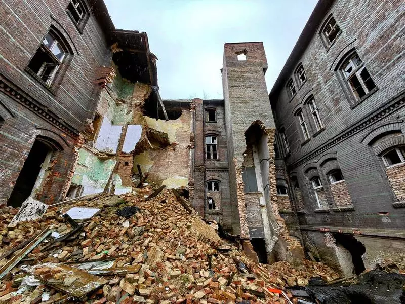 Opuszczony budynek szpitala w Wirku niszczeje. Czy jest szansa, by go uratować?