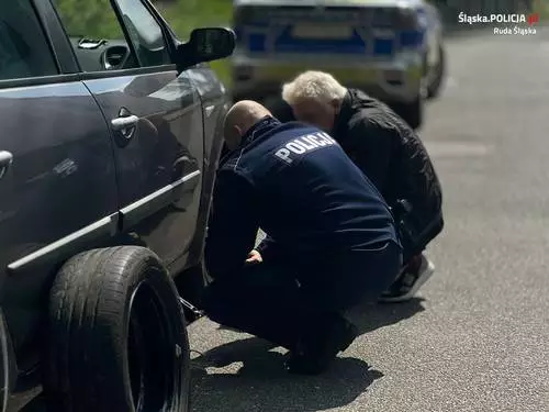 Policjanci zmienili starszemu rudzianinowi koło w samochodzie